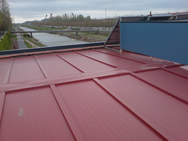 Chapa sandwich en tejados en Santa Marinica