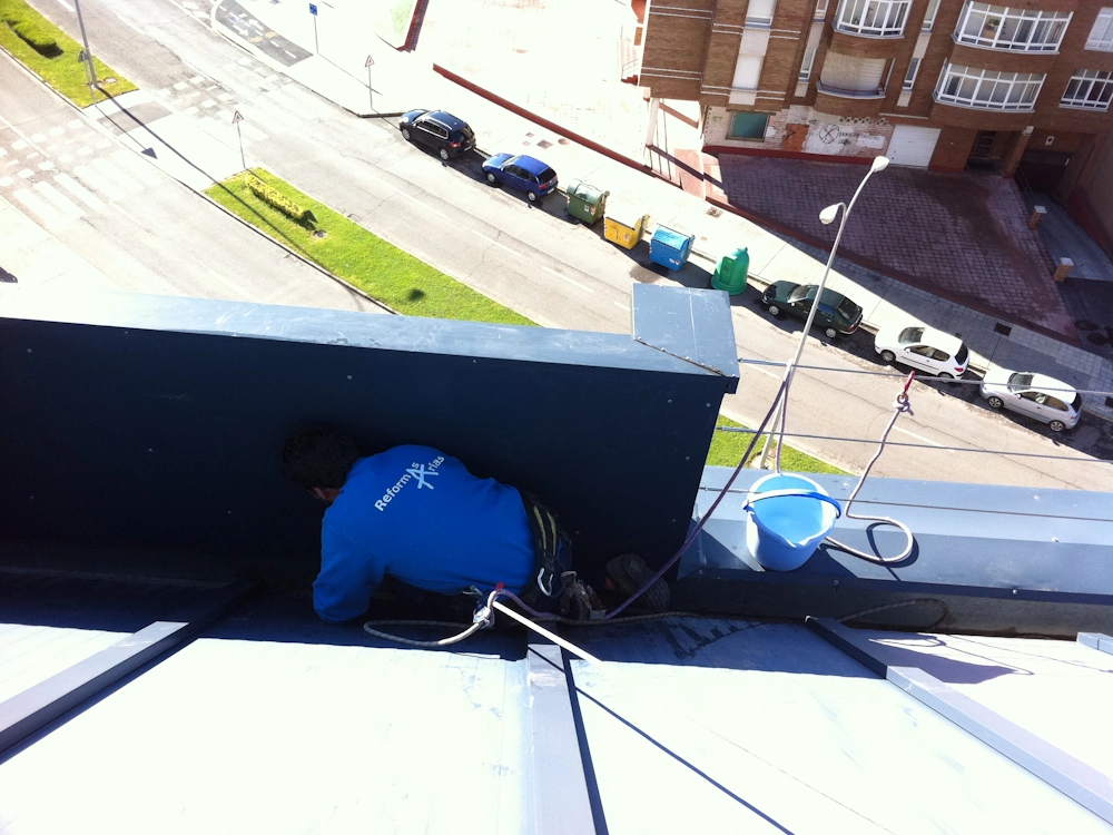 Limpiando de canalón